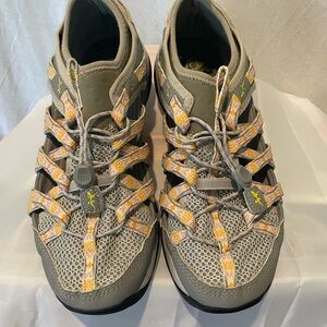 Women’s Chaco casual/water Shoes